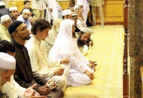 justin-trudeau-praying-in-mosque[1]